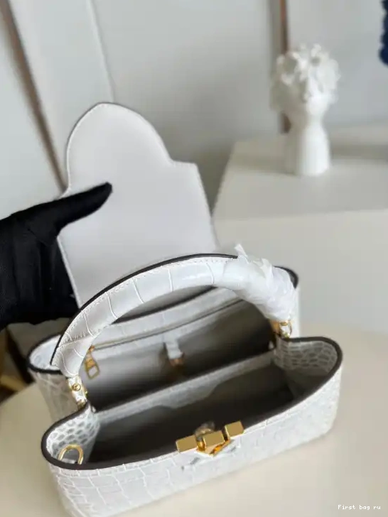 First bag ru BB CAPUCINES VUITTON LOUIS 0612